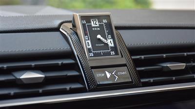 خودنمایی ساعت آنالوگ در کابین دی اس 7